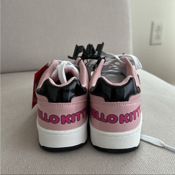 HELLO KITTY SANRIO SNEAKERS SIZE 6 NEW WITH TAG - Picture 4 of 11